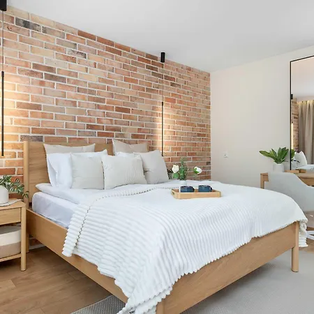Spacious Family With Balcony, Desk And 3 Bedrooms By Renters Daire