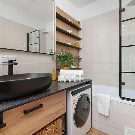 Spacious Family With Balcony, Desk And 3 Bedrooms By Renters Krakow