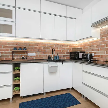 Daire Spacious Family With Balcony, Desk And 3 Bedrooms By Renters *