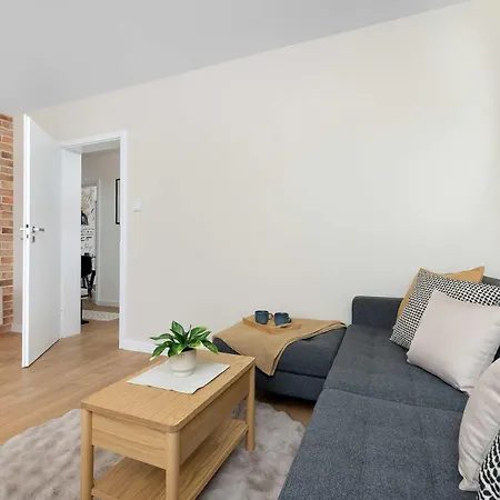 Daire Spacious Family With Balcony, Desk And 3 Bedrooms By Renters