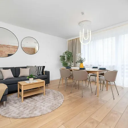 Spacious Family With Balcony, Desk And 3 Bedrooms By Renters Daire