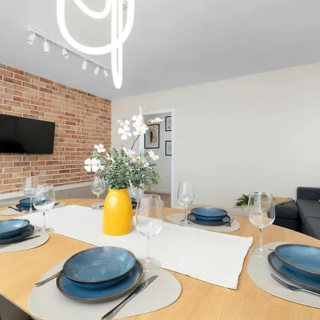 Daire Spacious Family With Balcony, Desk And 3 Bedrooms By Renters
