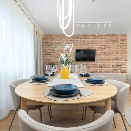 Spacious Family With Balcony, Desk And 3 Bedrooms By Renters Daire