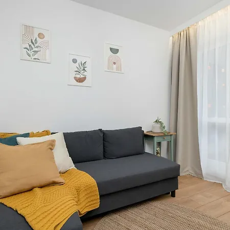 Spacious Family With Balcony, Desk And 3 Bedrooms By Renters Daire Krakow