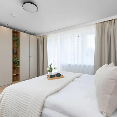 Spacious Family With Balcony, Desk And 3 Bedrooms By Renters Lägenhet *