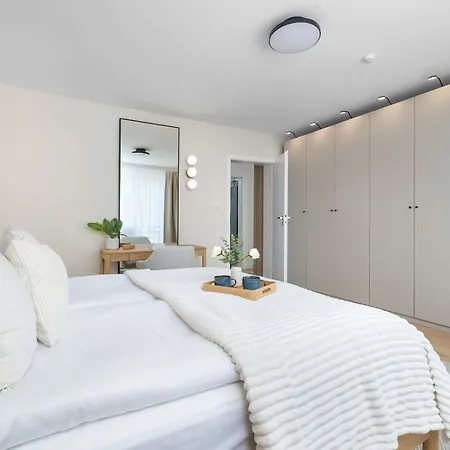 Spacious Family With Balcony, Desk And 3 Bedrooms By Renters *