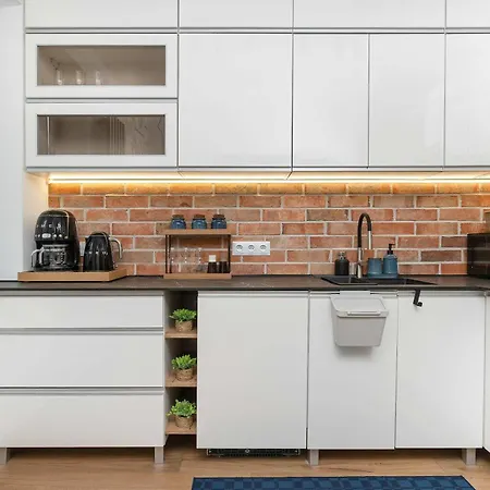 Spacious Family With Balcony, Desk And 3 Bedrooms By Renters Krakow