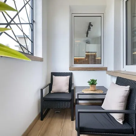 Daire Spacious Family With Balcony, Desk And 3 Bedrooms By Renters
